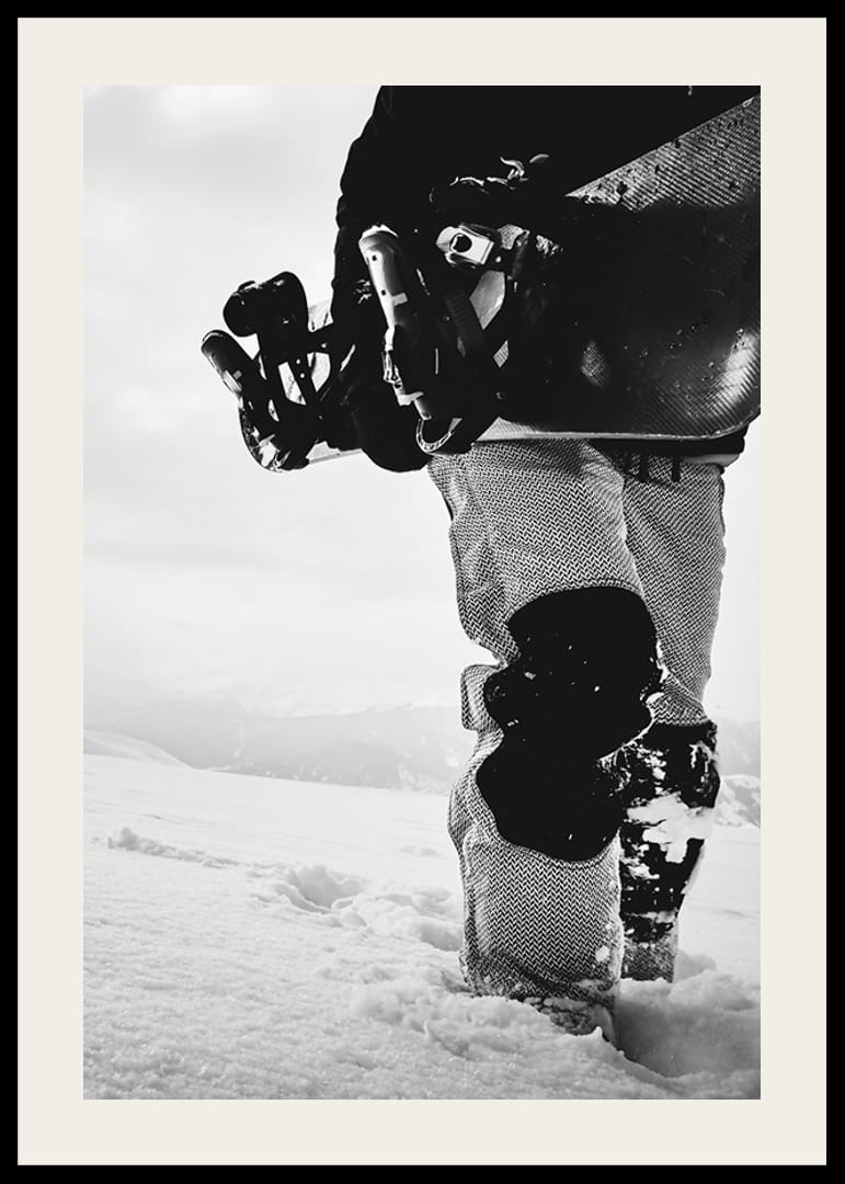 Czarno-białe zdjęcie snowboardzisty z deską na tle zaśnieżonego krajobrazu-12