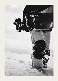 Svartvit foto av snowboardåkare med bräda i snölandskap-3