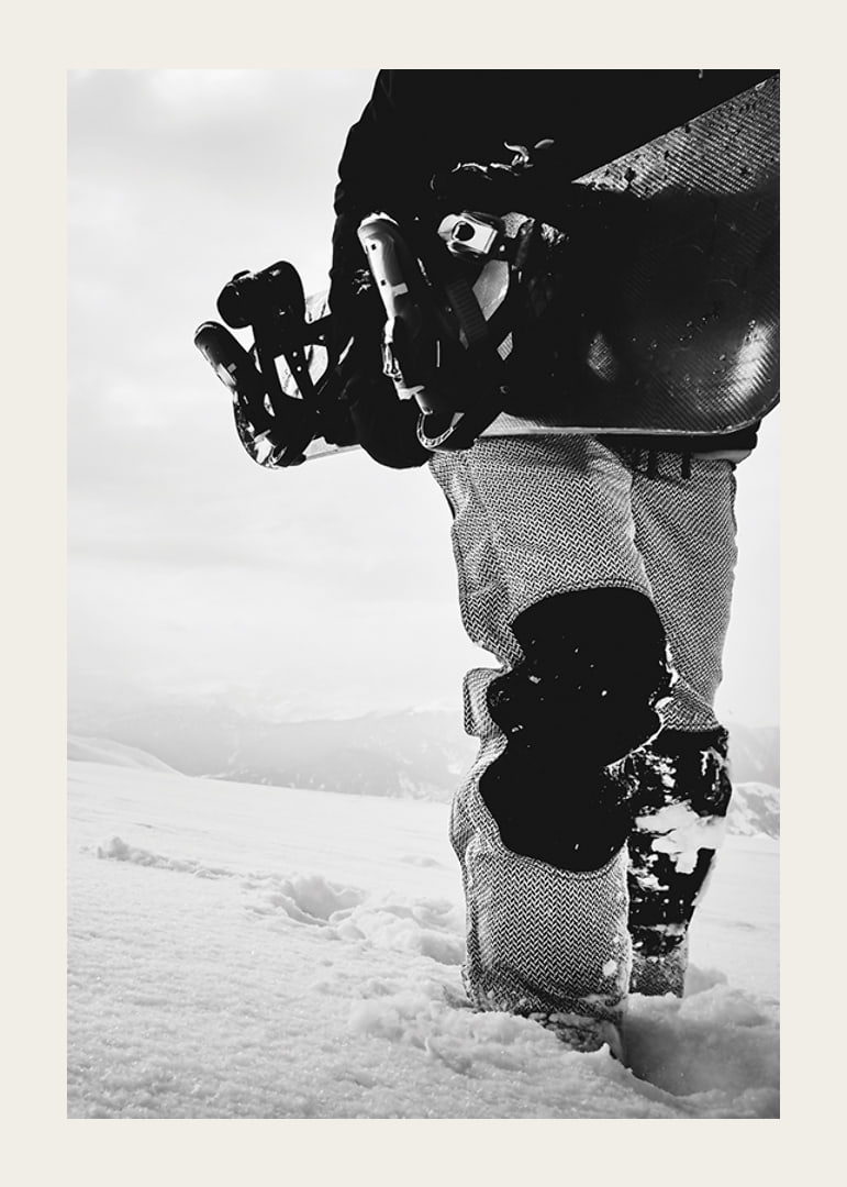 Svartvit foto av snowboardåkare med bräda i snölandskap-12