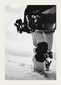 Czarno-białe zdjęcie snowboardzisty z deską na tle zaśnieżonego krajobrazu-3