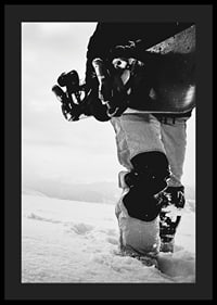 Svartvit foto av snowboardåkare med bräda i snölandskap-4