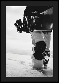 Czarno-białe zdjęcie snowboardzisty z deską na tle zaśnieżonego krajobrazu-4