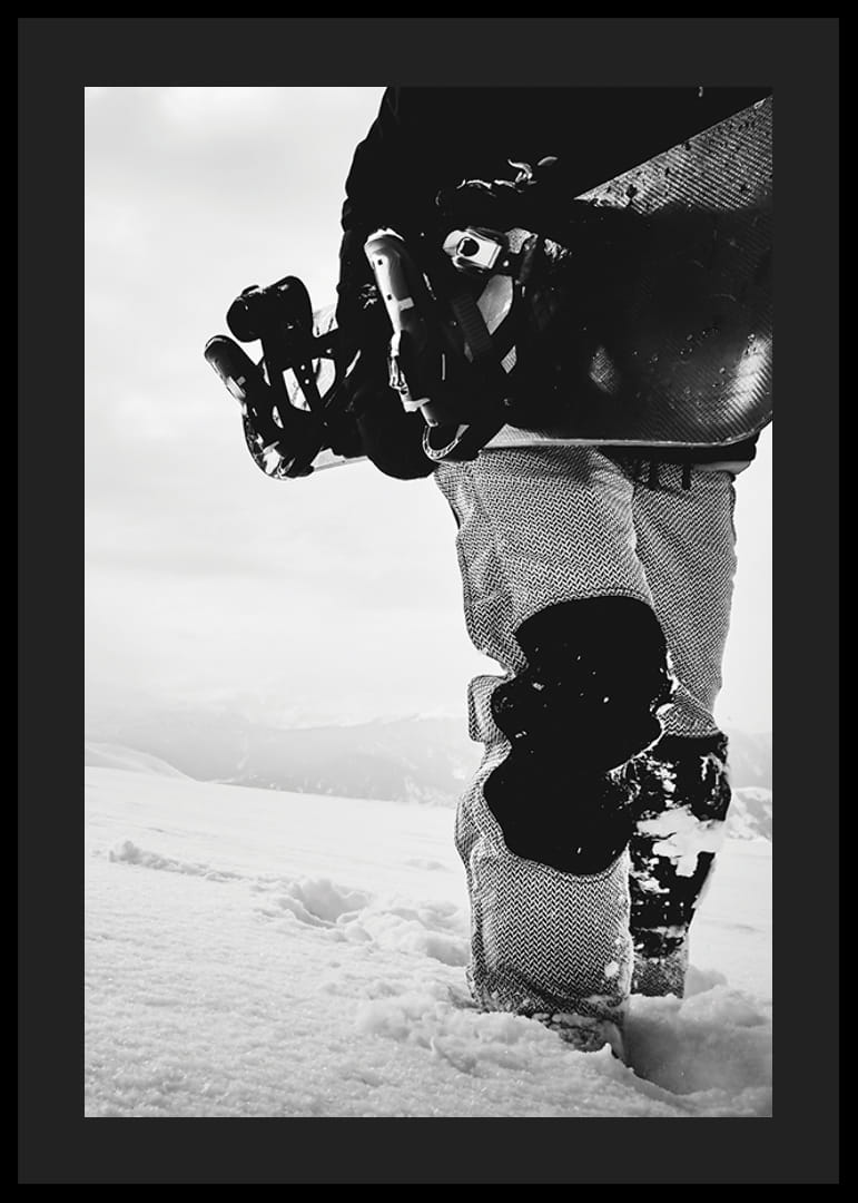 Czarno-białe zdjęcie snowboardzisty z deską na tle zaśnieżonego krajobrazu-12