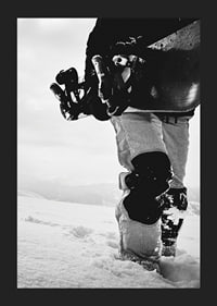 Svartvit foto av snowboardåkare med bräda i snölandskap-5