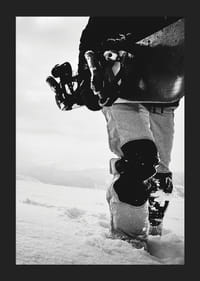 Czarno-białe zdjęcie snowboardzisty z deską na tle zaśnieżonego krajobrazu-5