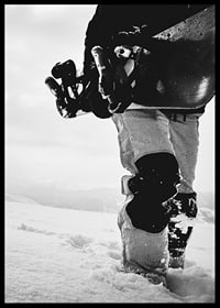 Svartvit foto av snowboardåkare med bräda i snölandskap-6