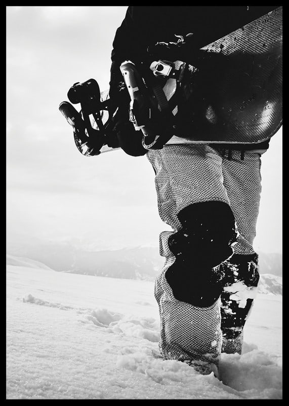 Svartvit foto av snowboardåkare med bräda i snölandskap-12