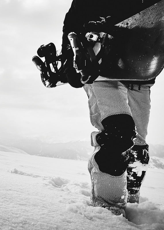 Svartvit foto av snowboardåkare med bräda i snölandskap-12