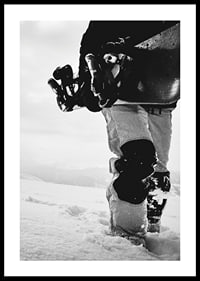 Svartvit foto av snowboardåkare med bräda i snölandskap-0