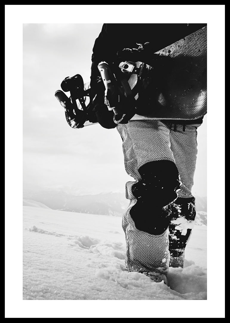 Svartvit foto av snowboardåkare med bräda i snölandskap-12