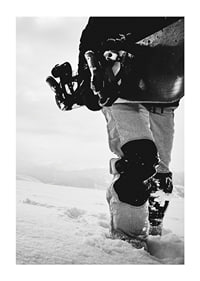 Svartvit foto av snowboardåkare med bräda i snölandskap-1