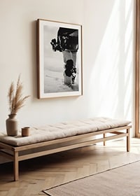 Svartvit foto av snowboardåkare med bräda i snölandskap-8