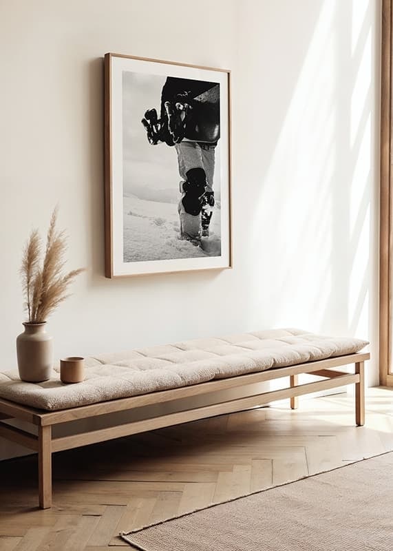 Svartvit foto av snowboardåkare med bräda i snölandskap-12