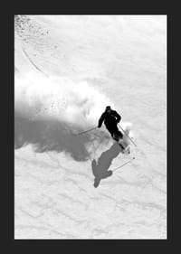 Svartvit skidåkare i rörelse nedför snötäckt fjällsida-5