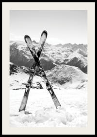 Svartvitt foto av korsade skidor i snöigt alp-landskap-2