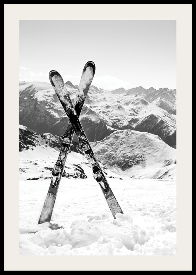 Svartvitt foto av korsade skidor i snöigt alp-landskap-12