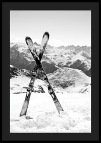 Svartvitt foto av korsade skidor i snöigt alp-landskap-4