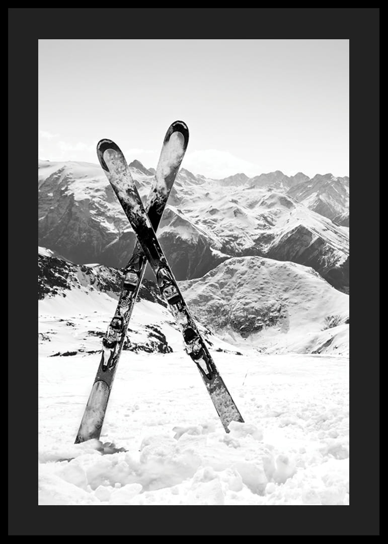 Svartvitt foto av korsade skidor i snöigt alp-landskap-12