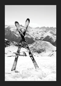 Svartvitt foto av korsade skidor i snöigt alp-landskap-5