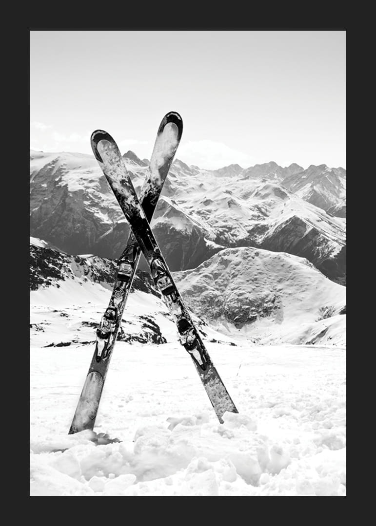 Svartvitt foto av korsade skidor i snöigt alp-landskap-12