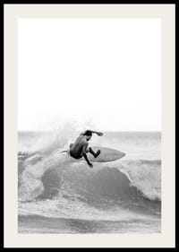 Surfista bianco e nero sorpreso nel mezzo di un salto d'onda-2