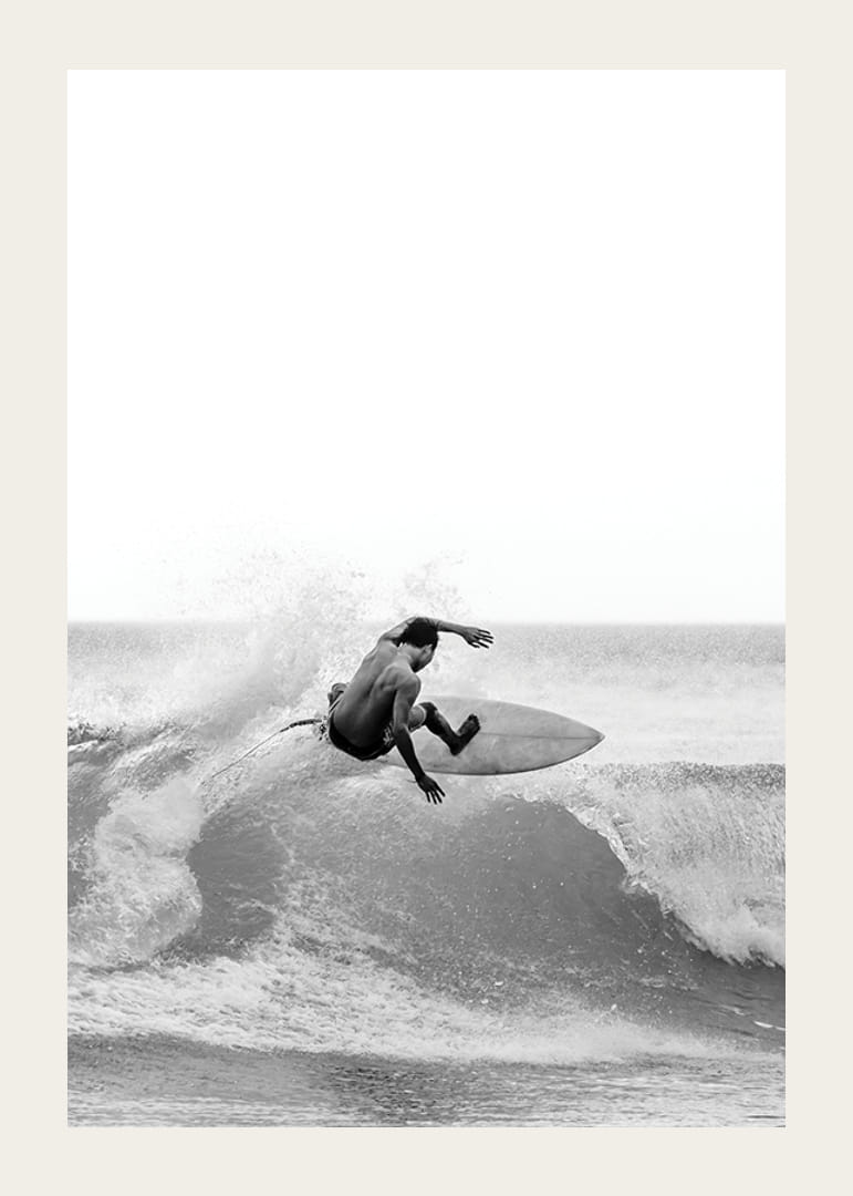 Surfista bianco e nero sorpreso nel mezzo di un salto d'onda-12