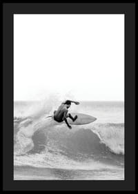 Surfista bianco e nero sorpreso nel mezzo di un salto d'onda-4