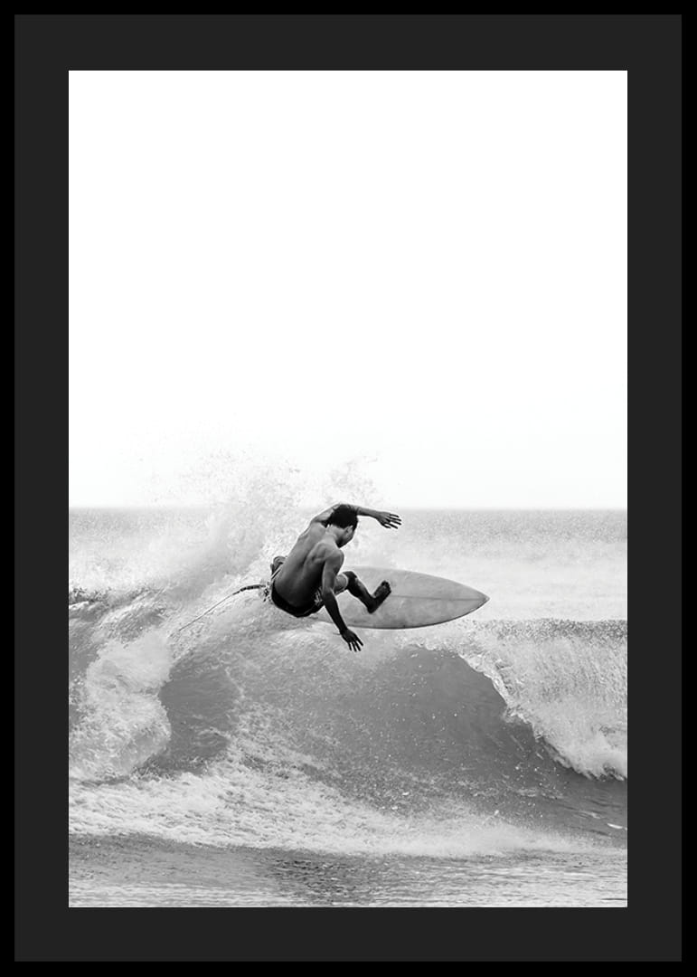 Surfista bianco e nero sorpreso nel mezzo di un salto d'onda-12