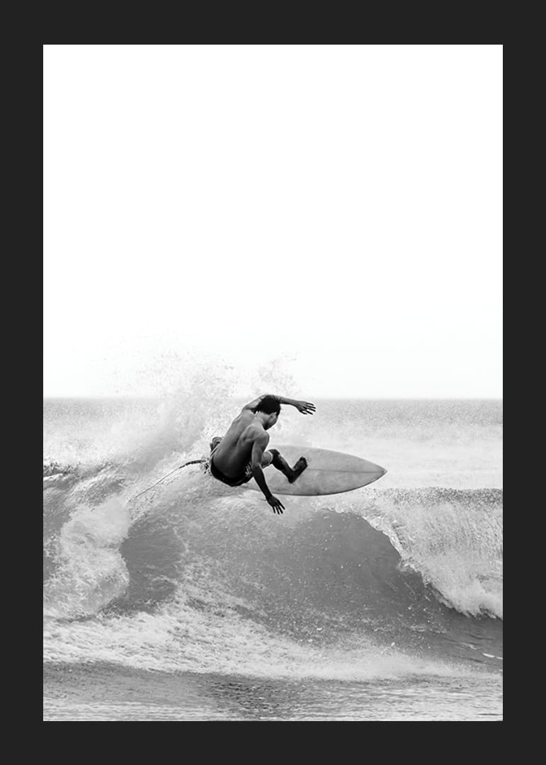 Surfista bianco e nero sorpreso nel mezzo di un salto d'onda-12