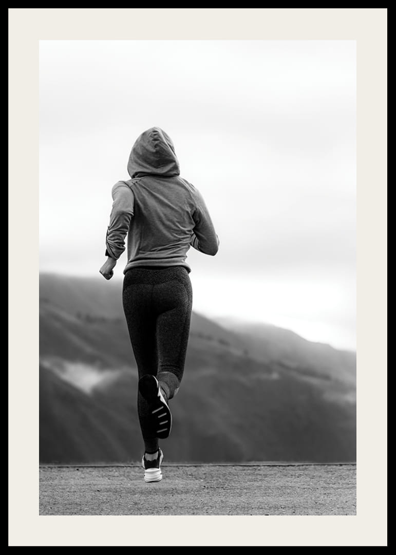 Mustavalkoisella valokuvalla kuvattu nainen juoksee ulkona vuorten taustalla-12