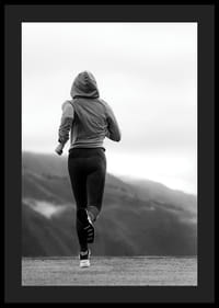 Mustavalkoisella valokuvalla kuvattu nainen juoksee ulkona vuorten taustalla-4