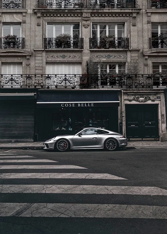 Fotografisk Porsche 911 GT3 framför klassisk fasad-12