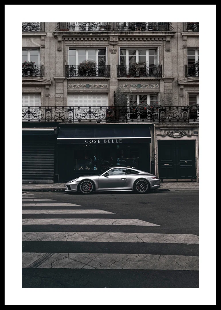 Fotografisk Porsche 911 GT3 framför klassisk fasad-12