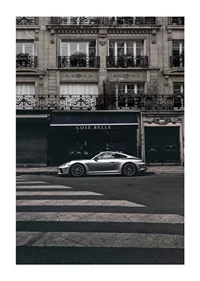 Fotografisk Porsche 911 GT3 framför klassisk fasad-1