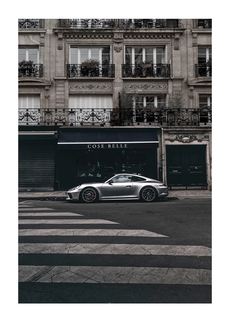 Fotografisk Porsche 911 GT3 framför klassisk fasad-12
