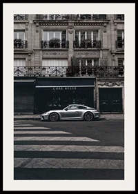 Fotografisk Porsche 911 GT3 framför klassisk fasad-2