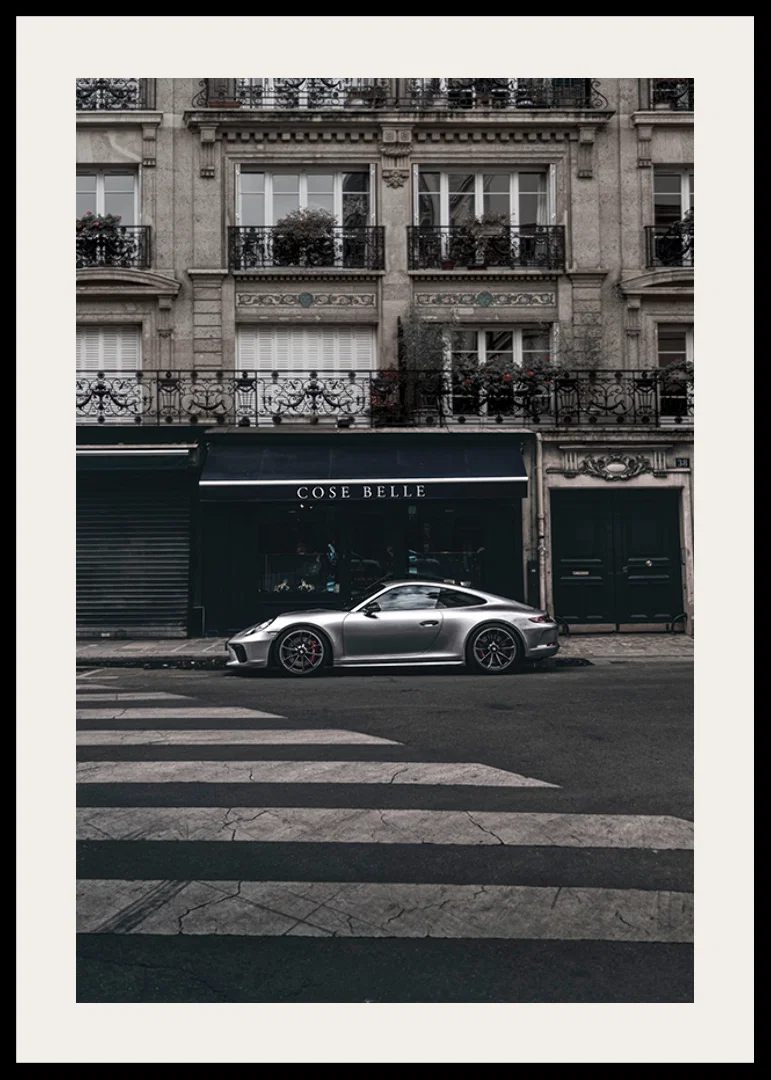Fotografisk Porsche 911 GT3 framför klassisk fasad-12
