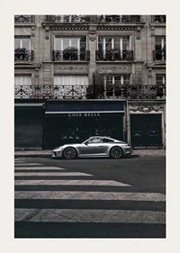 Fotografisk Porsche 911 GT3 framför klassisk fasad-3