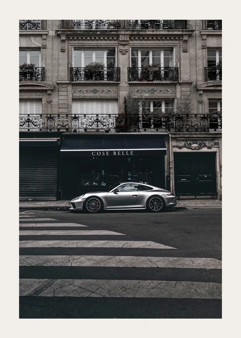 Fotografisk Porsche 911 GT3 framför klassisk fasad-12