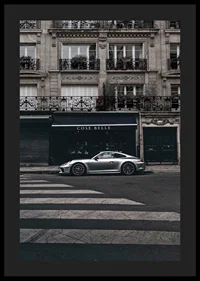 Fotografisk Porsche 911 GT3 framför klassisk fasad-4