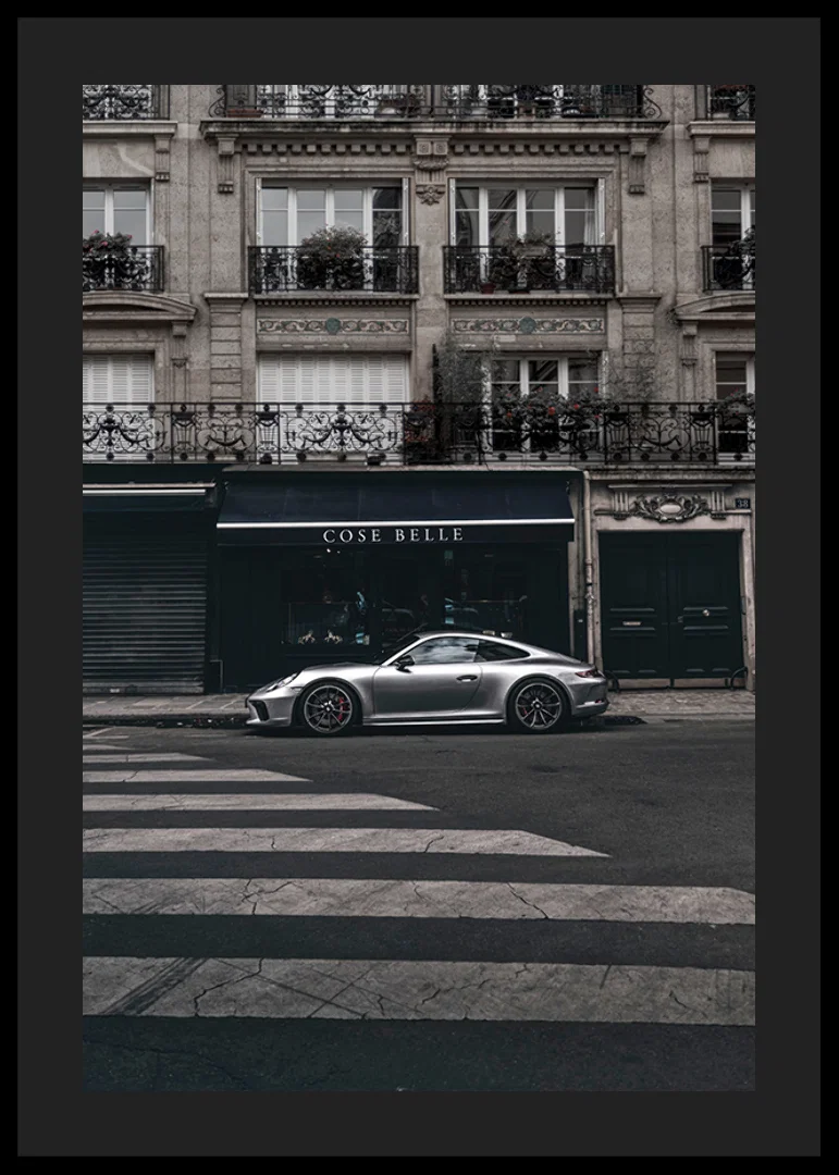 Fotografisk Porsche 911 GT3 framför klassisk fasad-12