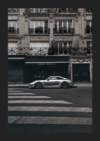 Fotografisk Porsche 911 GT3 framför klassisk fasad-5