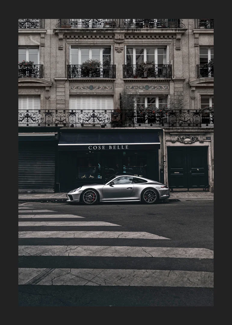 Fotografisk Porsche 911 GT3 framför klassisk fasad-12