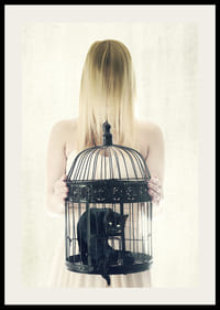 Donna surreale con il volto nascosto e gatto nero in gabbia-2