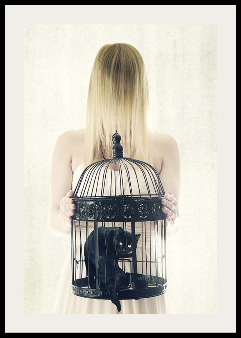 Donna surreale con il volto nascosto e gatto nero in gabbia-12