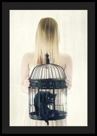 Donna surreale con il volto nascosto e gatto nero in gabbia-4