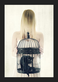 Donna surreale con il volto nascosto e gatto nero in gabbia-5