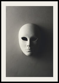 Maschera teatrale bianca con lineamenti lisci contro un muro grigio in una luce ombrosa-2