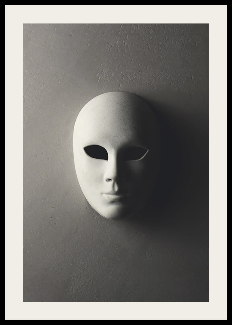 Maschera teatrale bianca con lineamenti lisci contro un muro grigio in una luce ombrosa-12