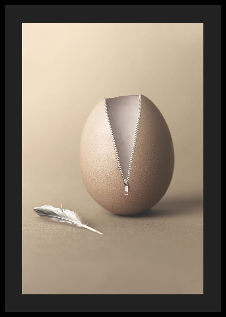 Surrealistisk illustration av ägg med blixtlås i beige toner-12
